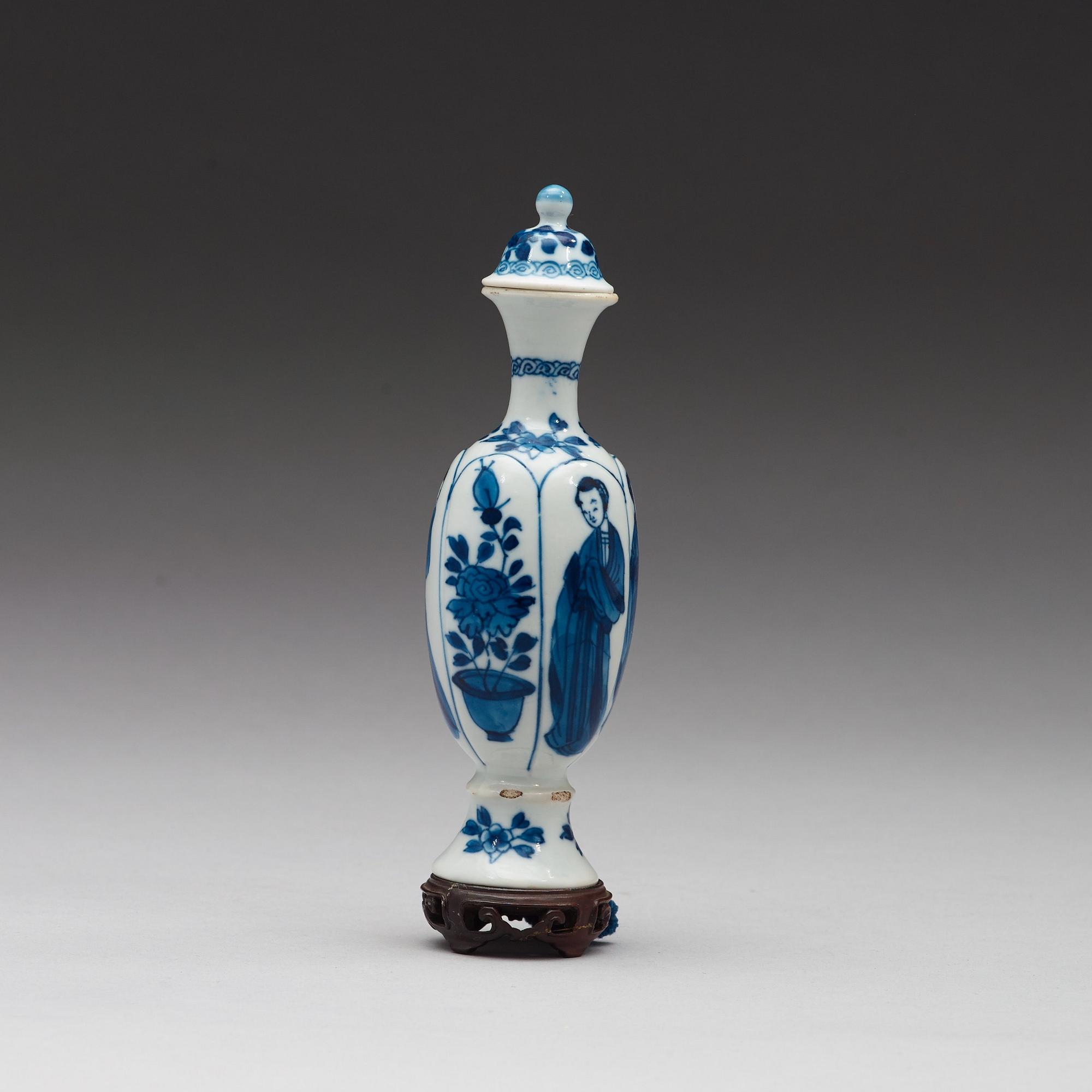 A blue and white bottle with cover, Qing dynasty, Kangxi (1662-1722).