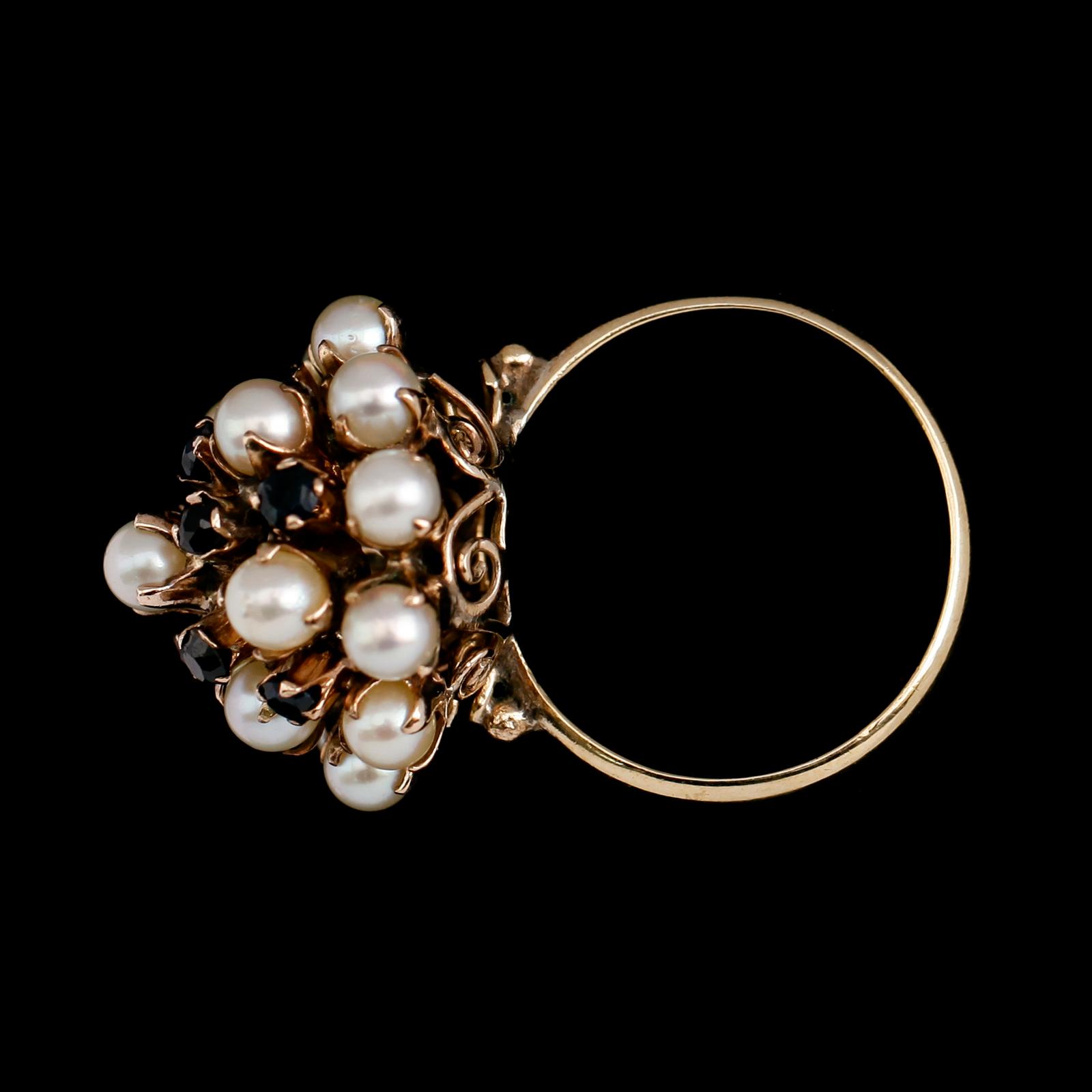 RING, 14 k guld, odlade pärlor och blå fasettslipade safirer, 1900-talets mitt, total vikt ca 5 g.