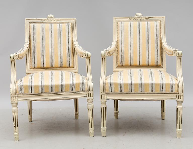 KARMSTOLAR, 2 st, gustaviansk stil, 1800-talets första hälft respektive 1900-talets första hälft.