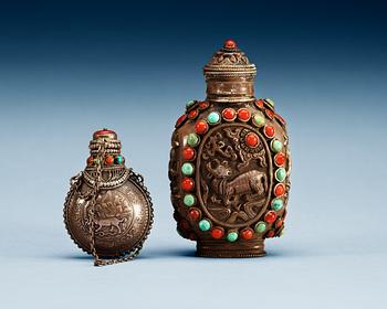 1378. A set of two metal snuff bottles with stone inlays, Qing dynasty.