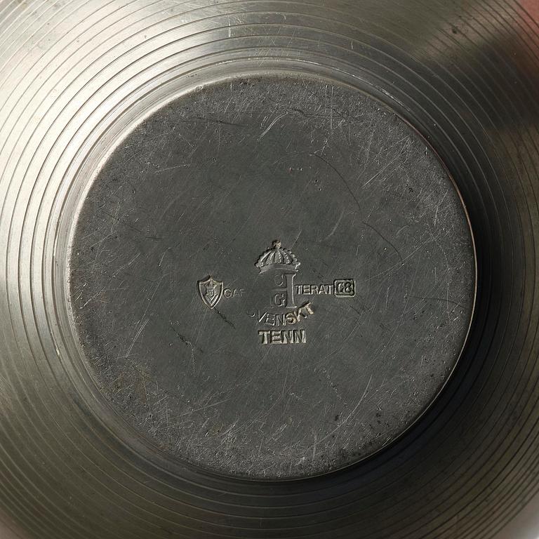 Sylvia Stave, a pewter bonbonnière model no 5347, C.G. Hallberg, Stockholm, 1933.