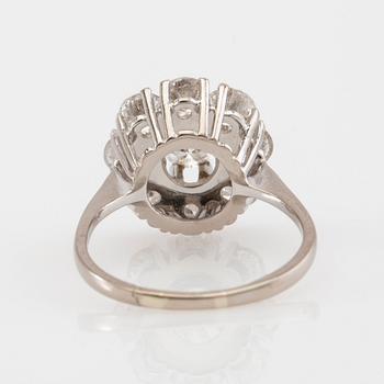 Ring Carmosé 18K white gold with round brilliant-cut diamonds.