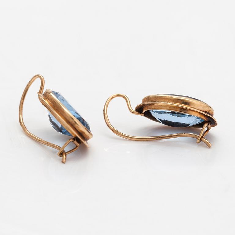 A pair of 14K gold earrings and an 18K gold pendant, both woth synthetic spinels.