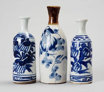 FLASKOR, 3 st, porslin, Japan, 1900-tal.