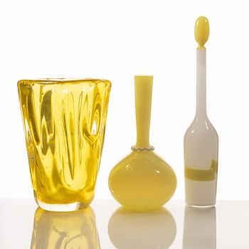 Vaser, 2 st samt flaska, glas, bl.a. Venini, Murano, Italien.
