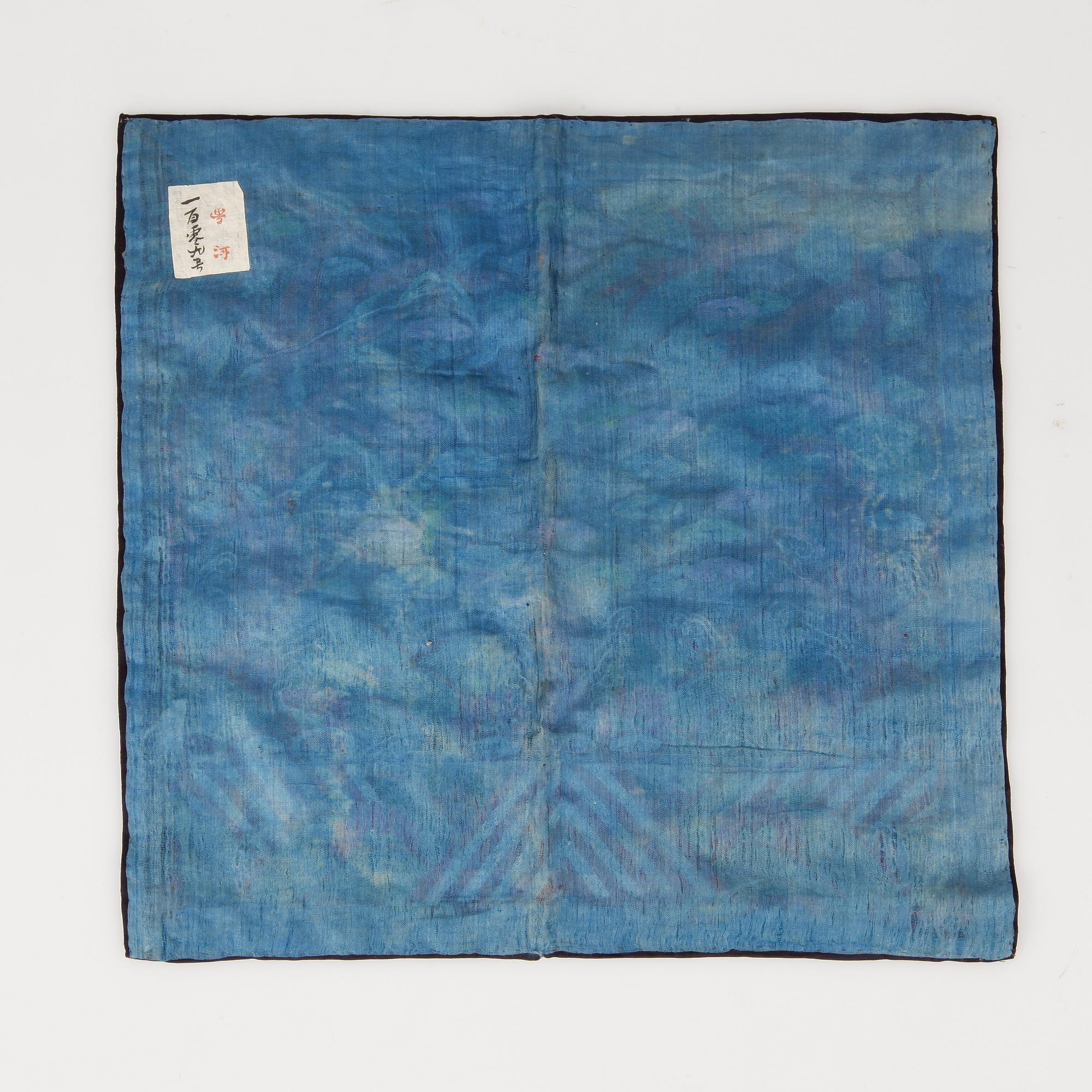 RANGMÄRKE, siden, s.k. Buzi, ca 29x30,5 cm. Qing dynastin. Kina 1800-tal.