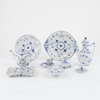 Royal Copenhagen, servisdelar, 24 delar, porslin, "Musselmalet", Danmark.