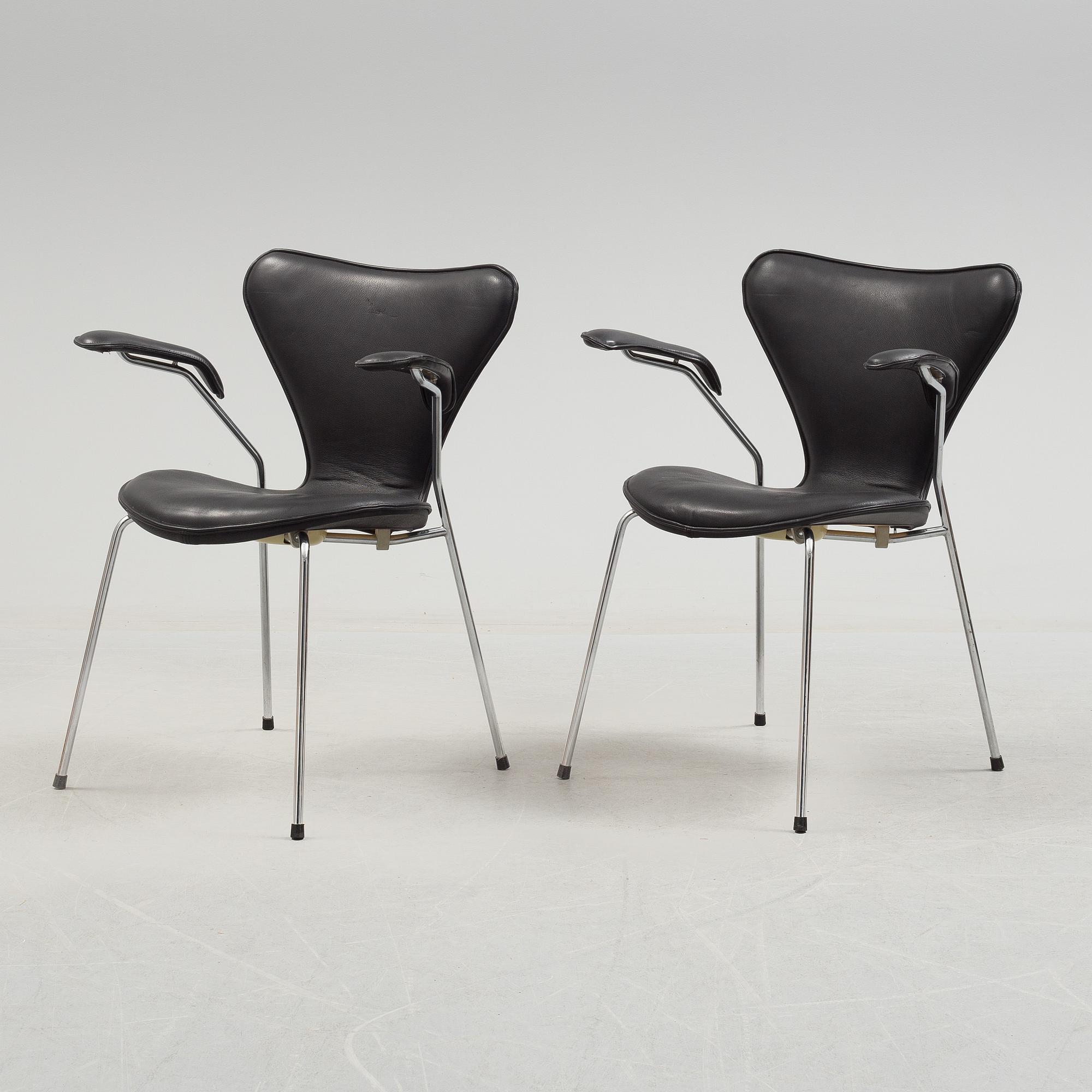 ARNE JACOBSEN, a pair of leather upholstered armchairs by Fritz Hansen, Danmark.