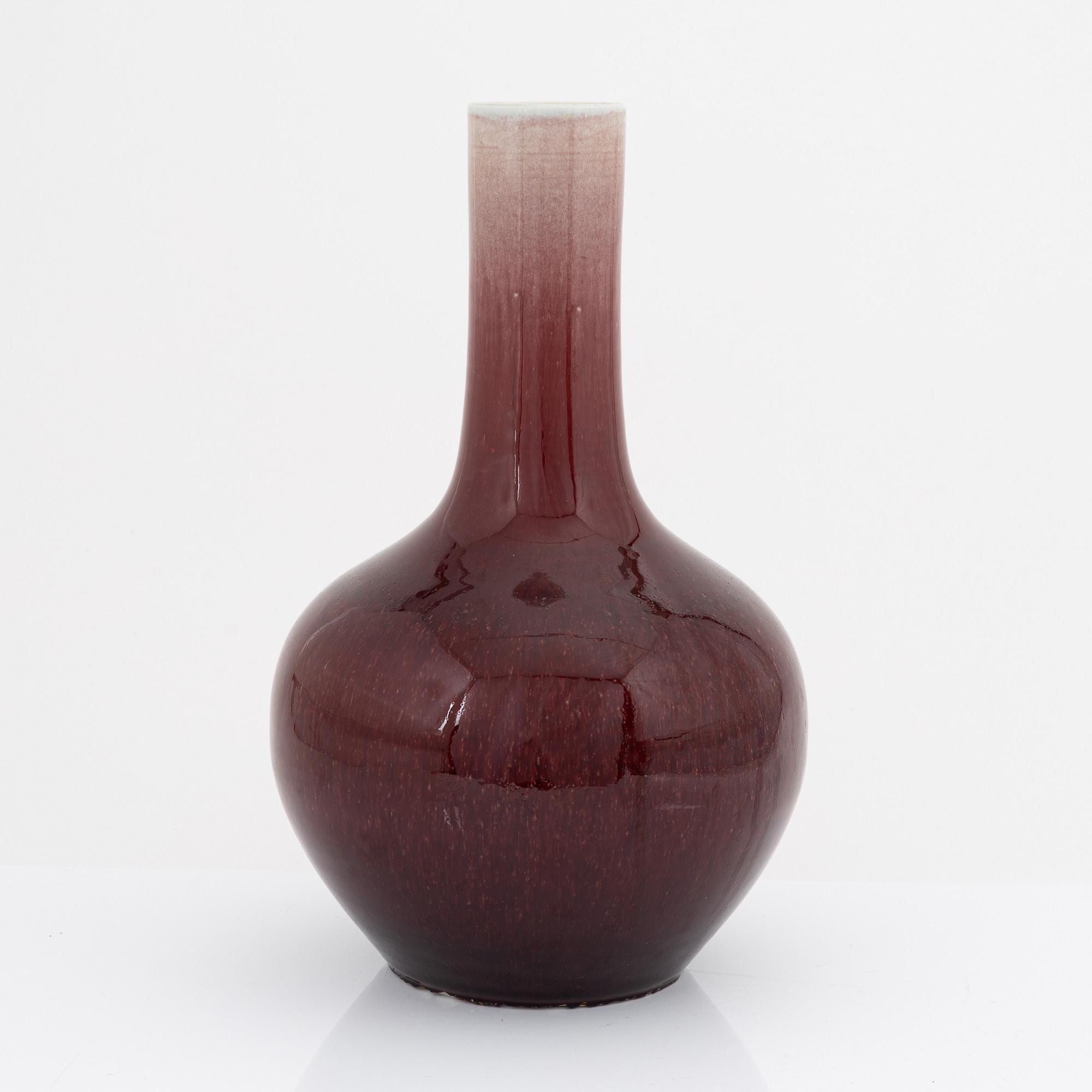 A Chinese porcelain vase, 20th century.