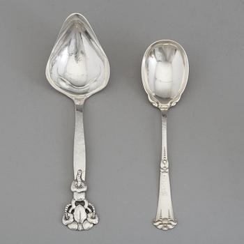 CARL V LARSEN, serveringssked, silver, Köpenhamn 1912 samt JONAS LEO NORDIN, serveringssked, silver, Sollefteå, 1924.