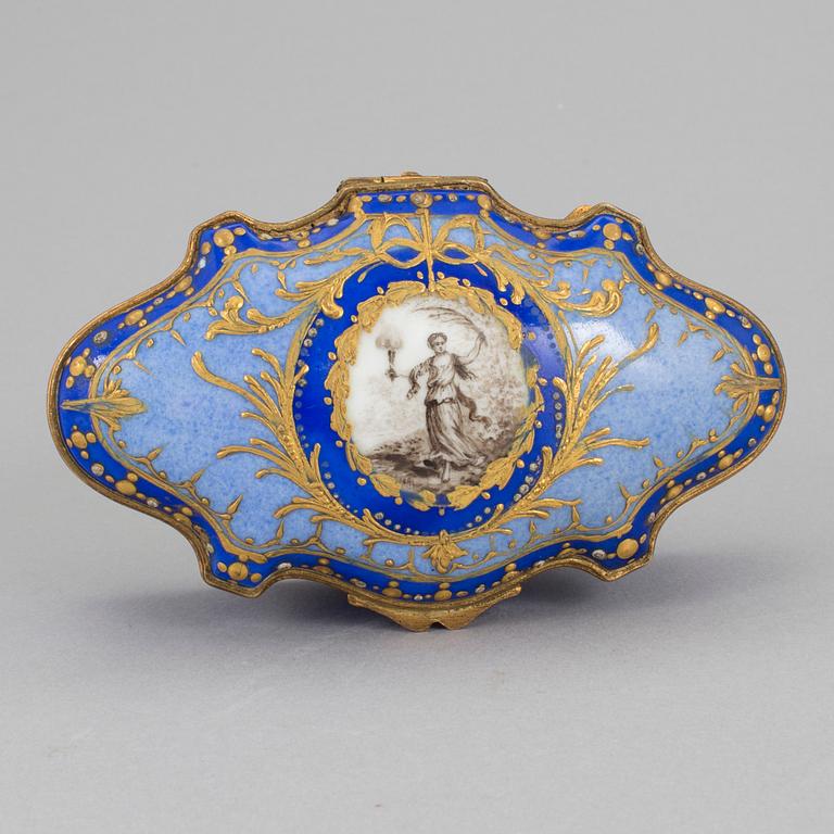 An early 20th century rococo style porcelain box with cover.