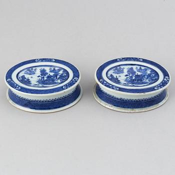 A pair of blue and white salts, Qing dynasty, Jiaqing (1796-1820).