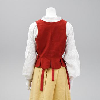 Folkdräkt, "Ölandsdräkten", 6 delar samt brosch i silver, 1900-tal.