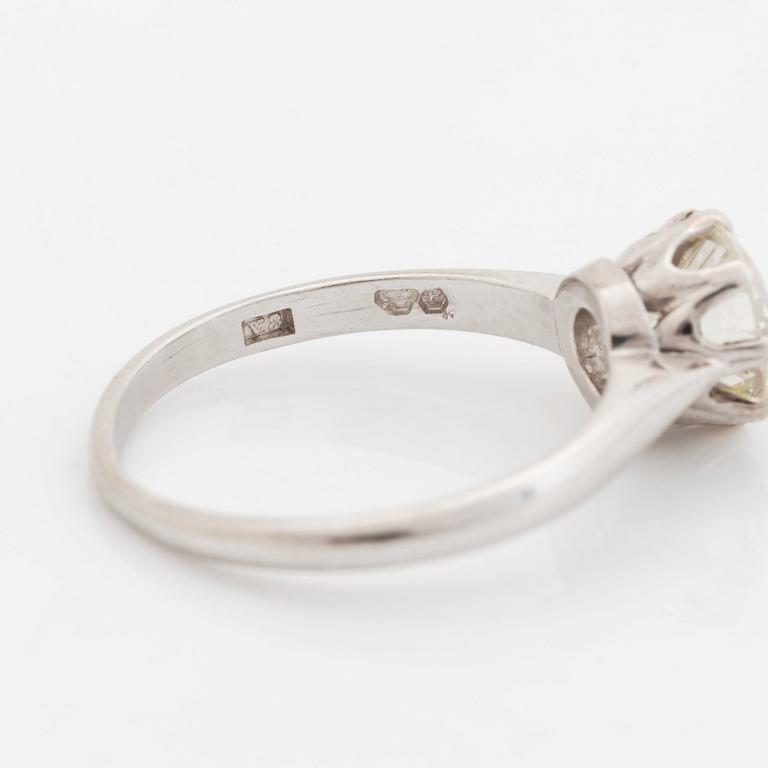 Ring platina med en gammalslipad diamant, Wiwen Nilsson.