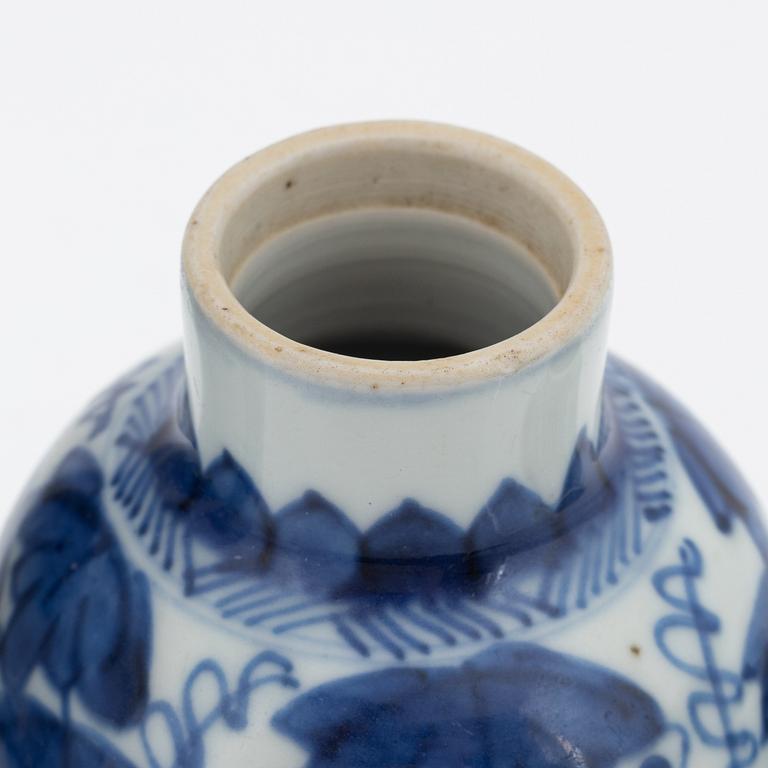 A group of three blue and white vases, Qing dynasty, Kangxi (1662-1722).