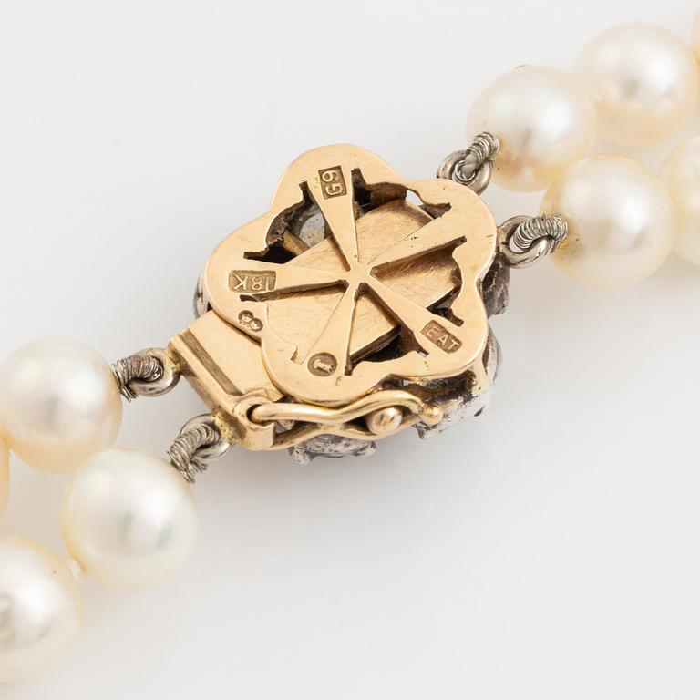 Collier, double-strand pearls with a clasp in 18K gold with diamonds.