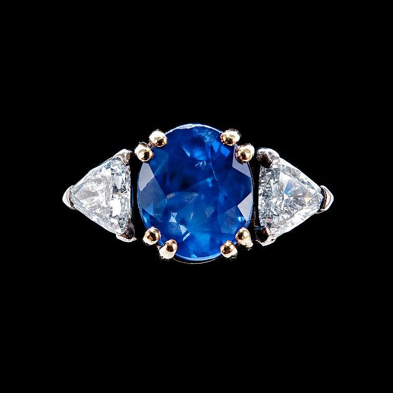 A RING, natural sapphire c. 4.50 ct, triangle cut diamonds c. 1.00 ct. H/si.