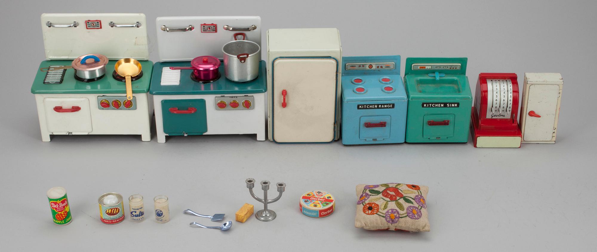 LEIKKIKALUJA, peltiä, 7 kpl, ym. tarvikkeita. 1950-60-tal.