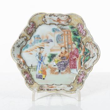 A group of three Chinese famille rose porcelain ewers and two dishes, Qing dynasty, Qianlong (1736-95).