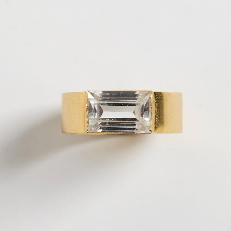 Wiwen Nilsson, A Wiwen Nilsson 18K gold ring with a facet cut rock crystal, Lund Sweden 1964.