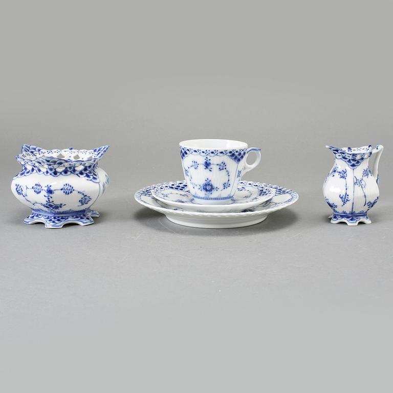 SERVISDELAR, 22 st, porslin, "Musselmalet", Royal Copenhagen, 1900-talets andra hälft.