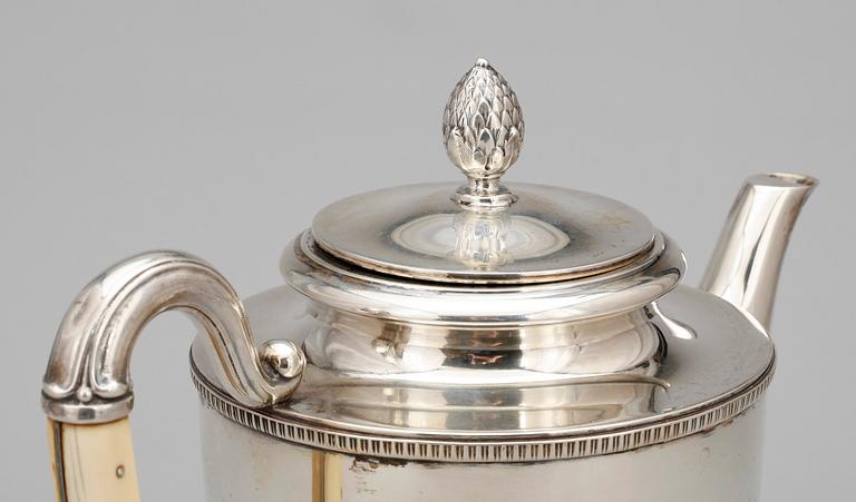 TEKANNA, låghaltigt silver 800, Italien, 1900-tal, vikt ca 792g.