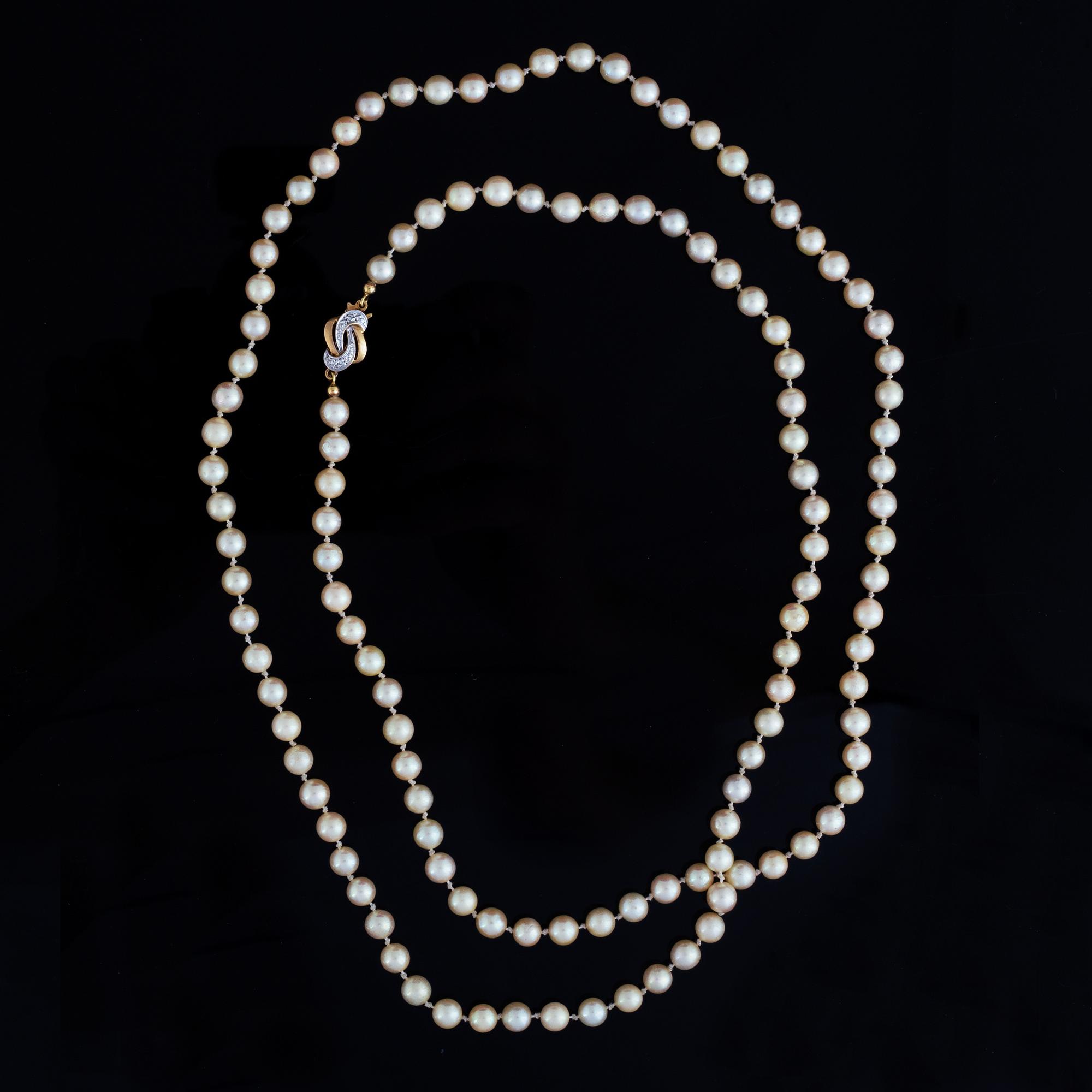 Cultured pearl necklace, clasp 18K gold with eight-cut diamonds.