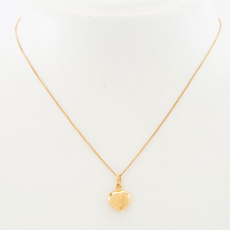 Necklace 18K gold with a pendant in the shape of a heart.