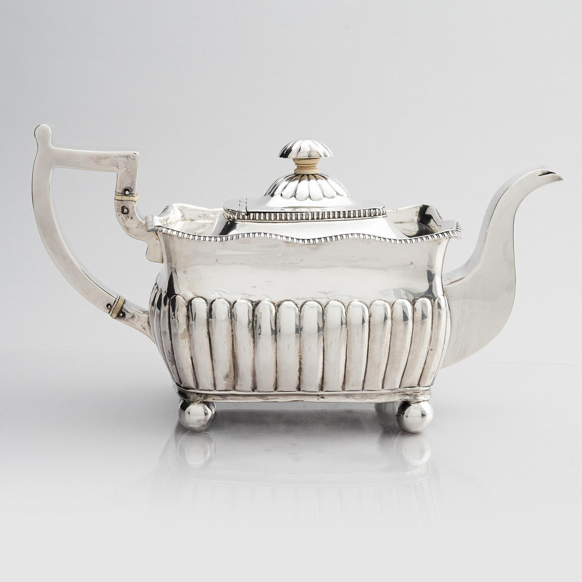 James Henzell, tekanna, silver, Dublin 1813. Empire.