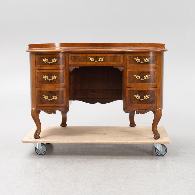 Skrivbord, rokokostil, 1900-talets första hälft.