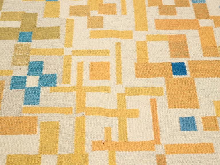 A CARPET, flat weave, ca 219 x 189 cm, signed KLH VN (Kristianstad läns hemslöjd, Veronica Nygren).