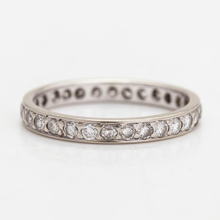 Ring, alliansring, 18K vitguld med briljantslipade diamanter totalt ca 0.60 ct.