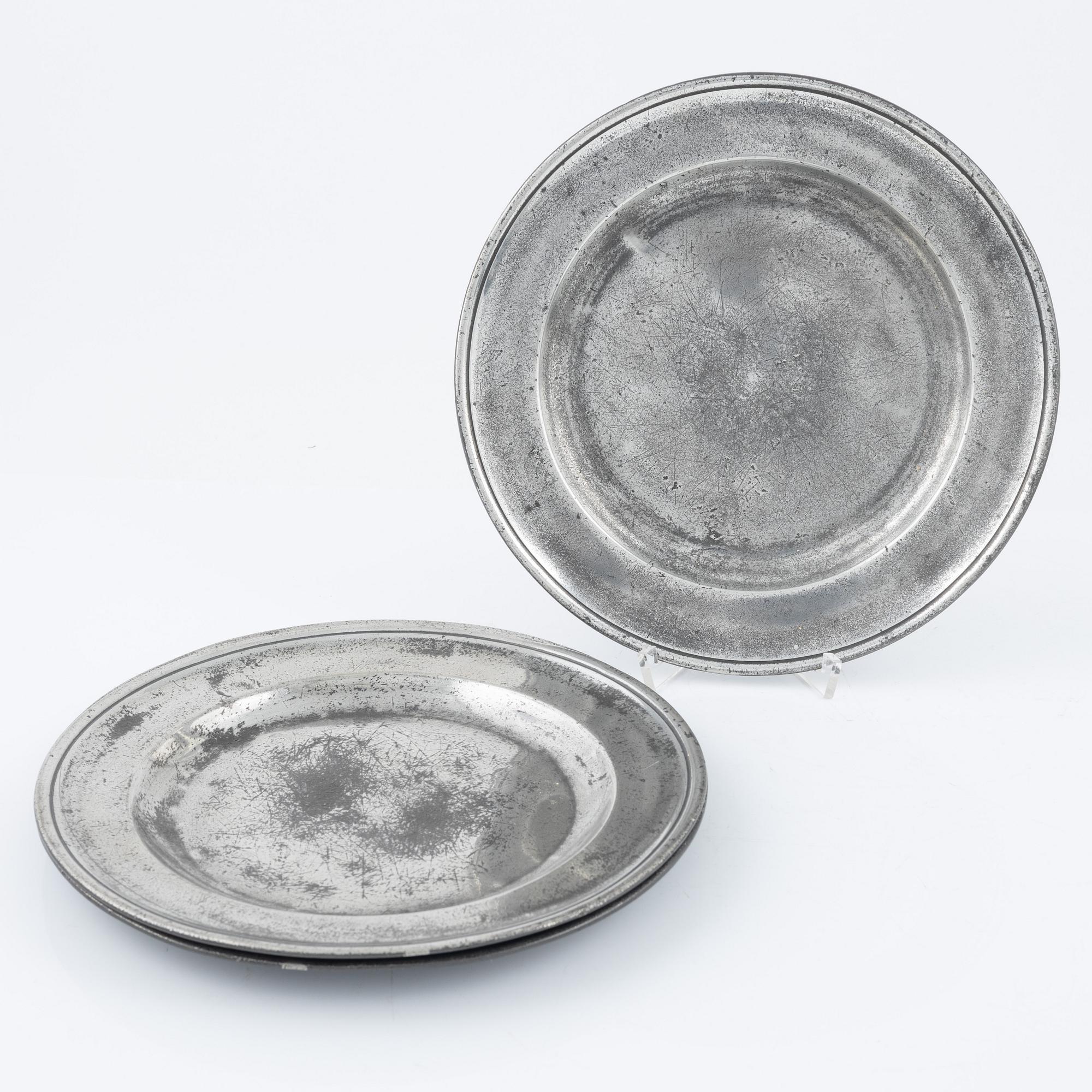 Fat, tallrikar 7 st, skålar 3 st, tenn, mestadels England, 17/1800-tal.