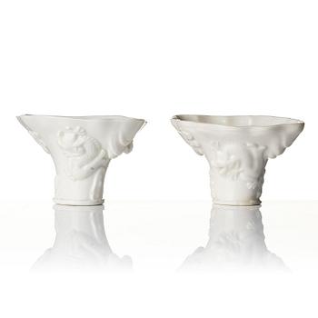 Vinofferbägare, två stycken, porslin. Qingdynastin, 1700-tal.