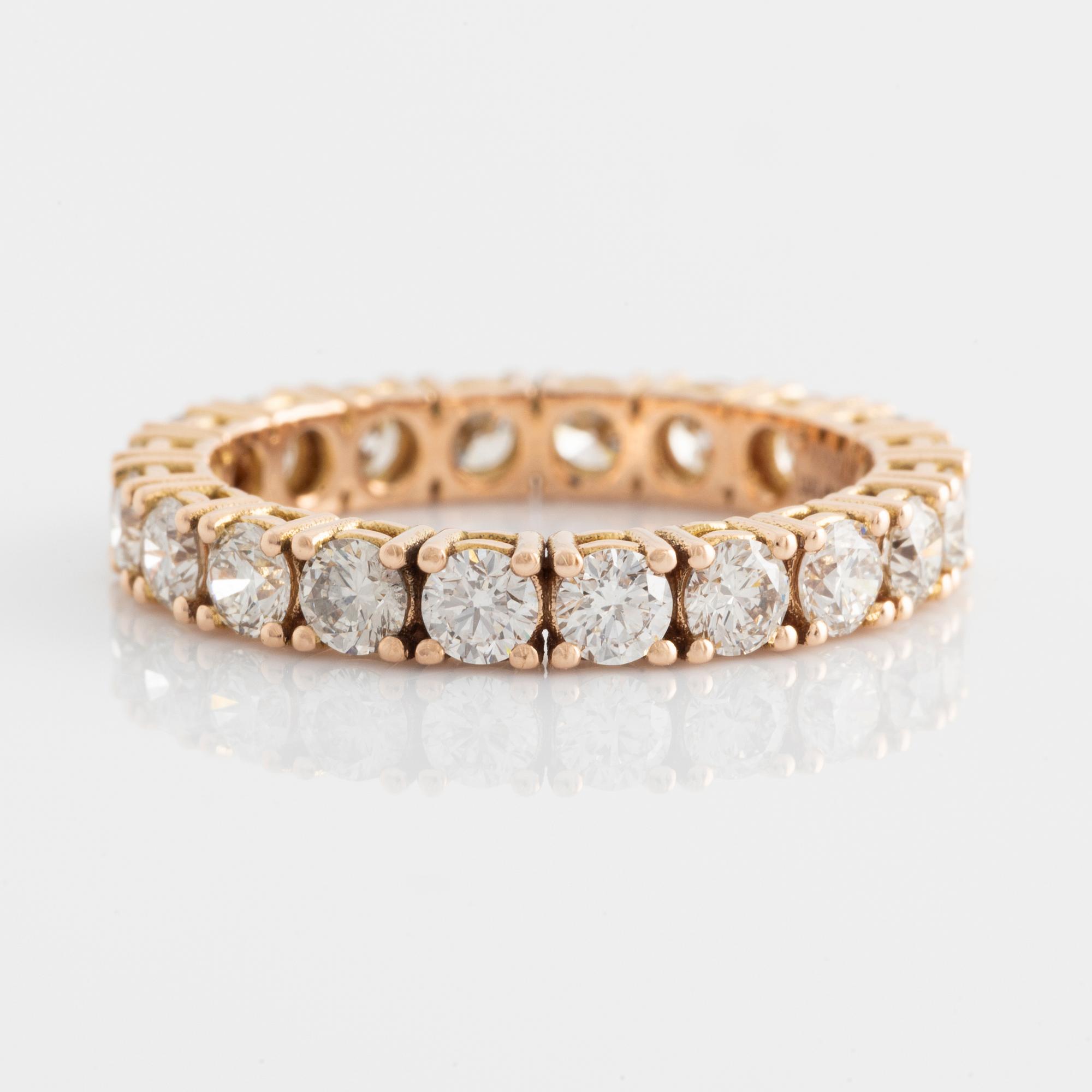 Ring helallians med briljantslipade diamanter.