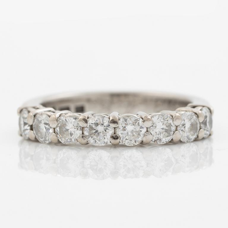 Ring, alliansring, 18K vitguld med briljantslipade diamanter.