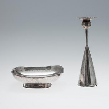 SKÅLFAT, silver, Auran Kultaseppä 1974 samt LJUSSTAKE, silver, Kultakeskus 1964. Vikt tot. 414 g.