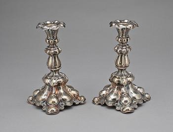 LJUSSTAKAR, ett par, silver, rokokostil, CG. Hallberg, Stockholm, 1937 samt 1938.