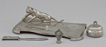 SKRIVBORDSUPPSATS, 4 delar, tenn, 1940.