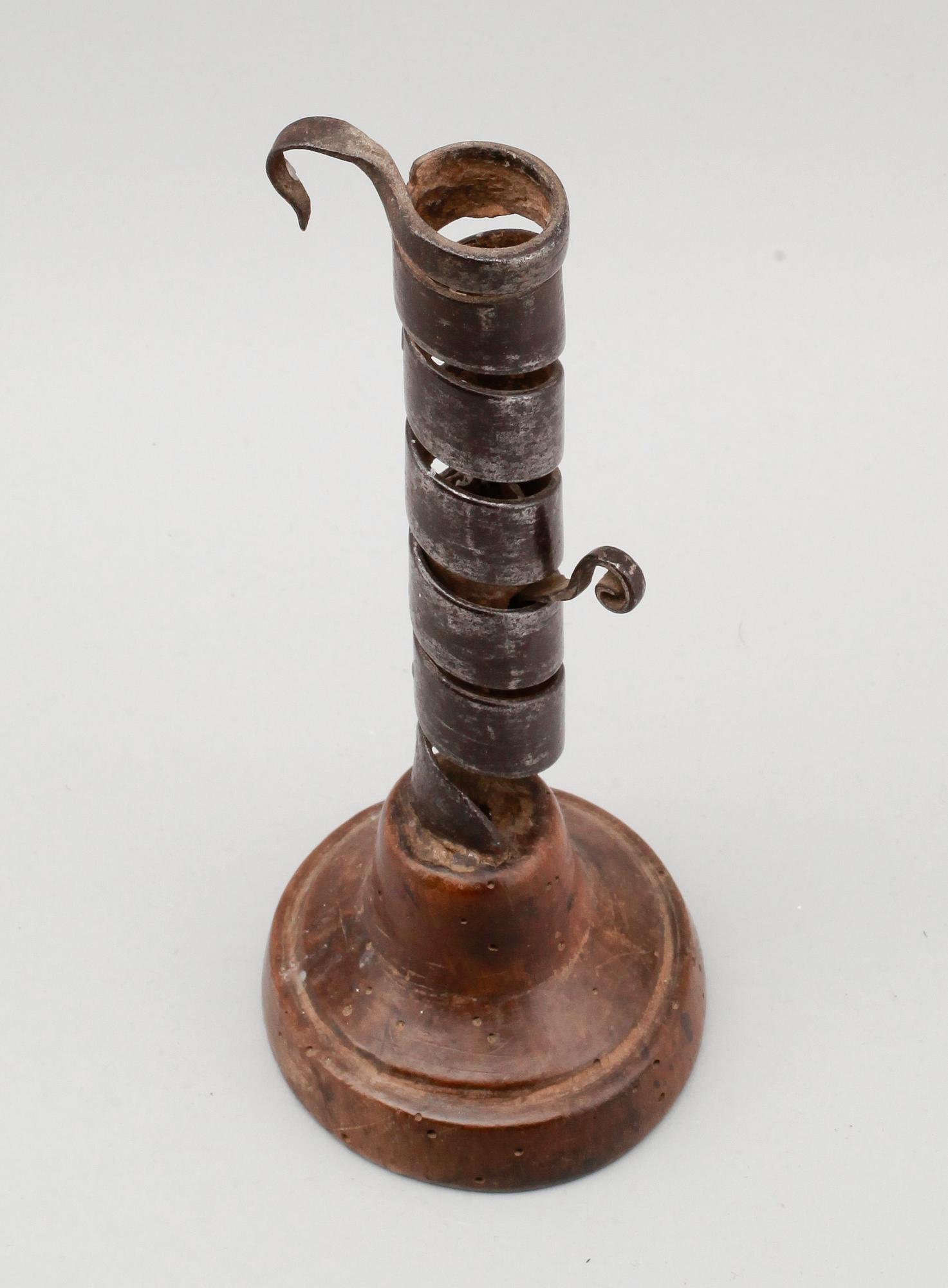 LJUSSTAKE, smide och trä, 1700-tal.