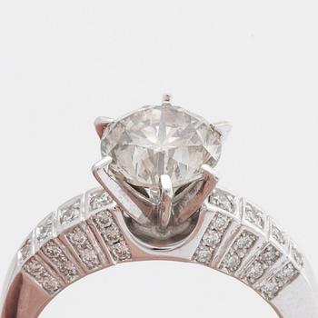 RING 14K vitguld m 1 briljant ca 1,8 ct, ca L-M VS, sidostenar ca 0,25 ct totalt.