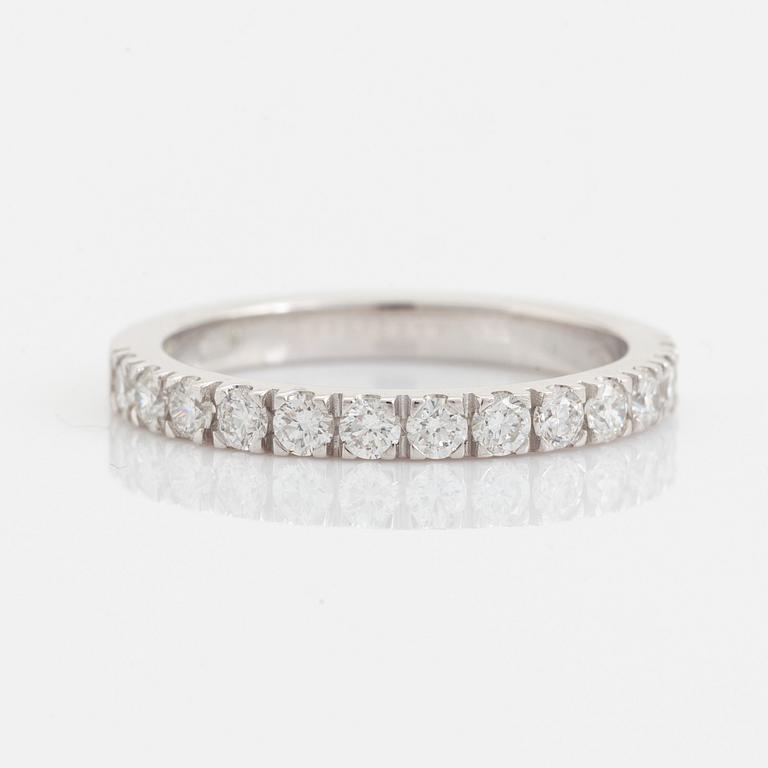 Ring, halvallians med briljantslipade diamanter.