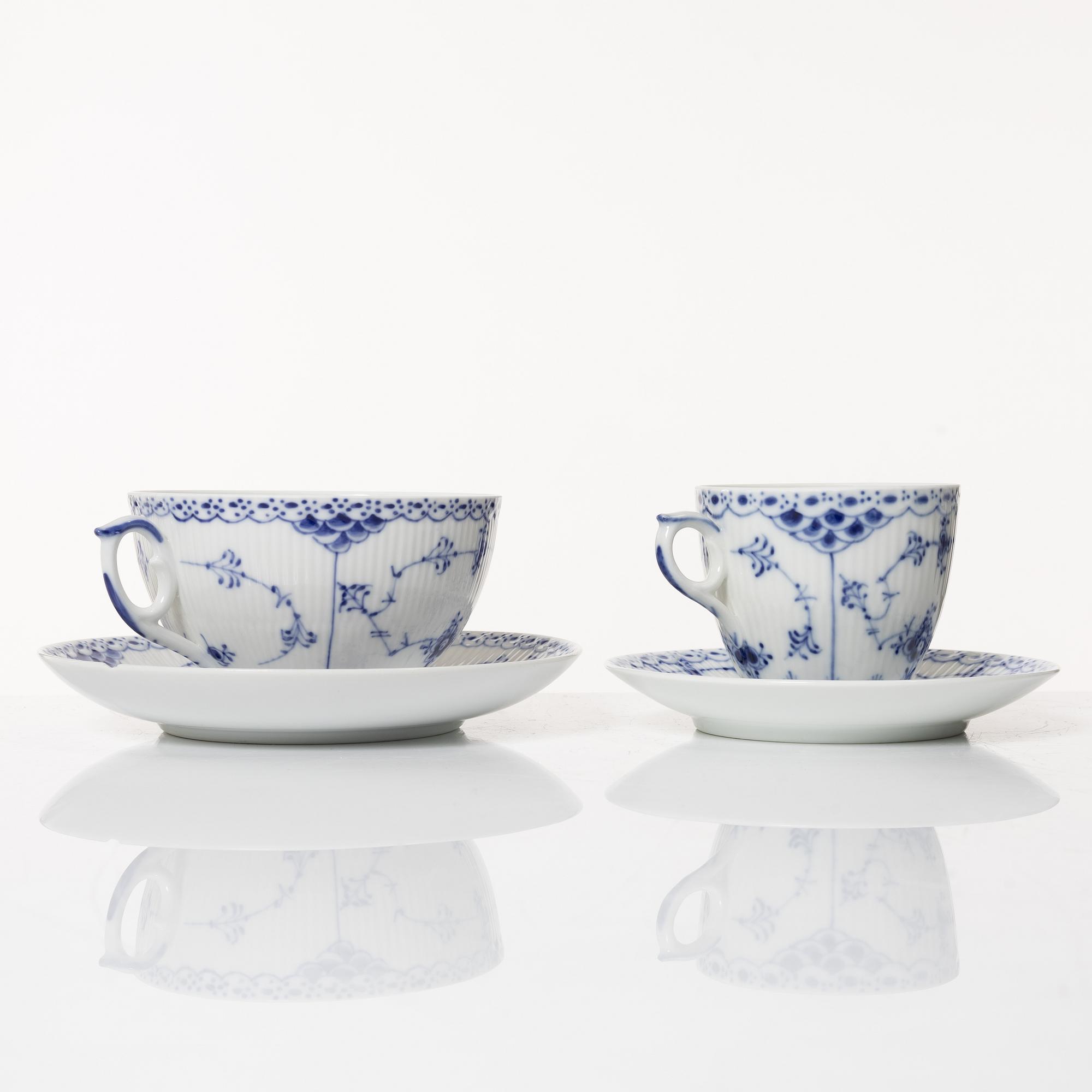 Royal Copenhagen, mat-, kaffe- och teservis, 88 delar, "Musselmalet", Danmark, 1800-1900-tal.