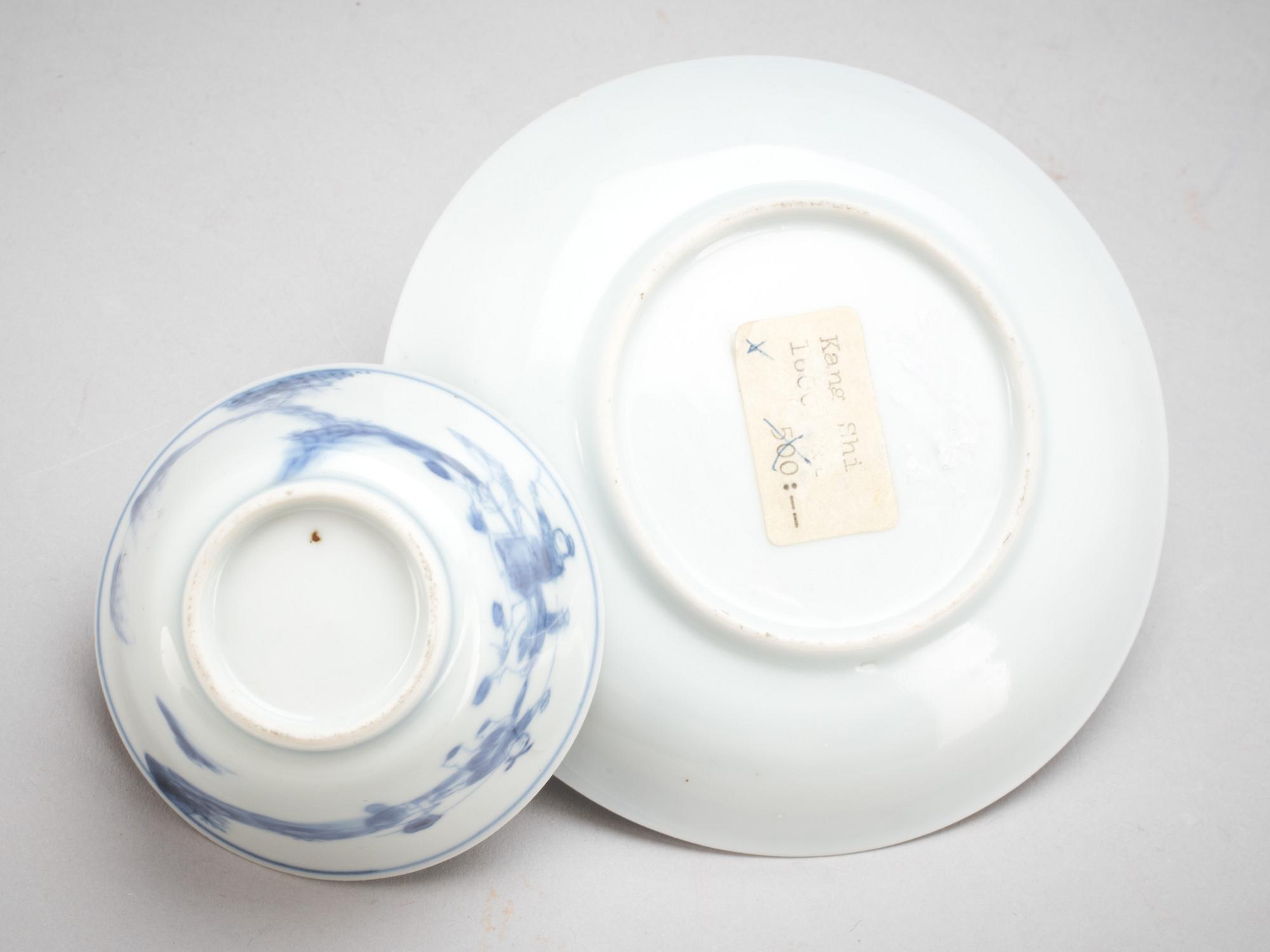 KOPP PÅ FAT, porslin. Kina, Kangxi(1662-1722).