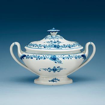 866. A Meissen tureen with cover, ca 1800.