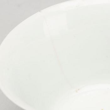 FOUR BOWLS WITH LID ON PLATE, CHINESE 20TH CENTURY.