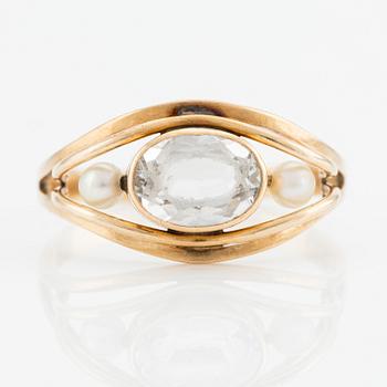 Ring in 18K gold with pearls and synthetic white stone.