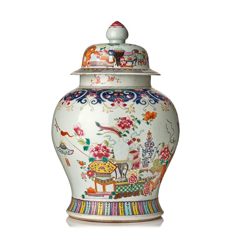 Golvurna med lock, porslin. Qingdynastin, 1800-tal.