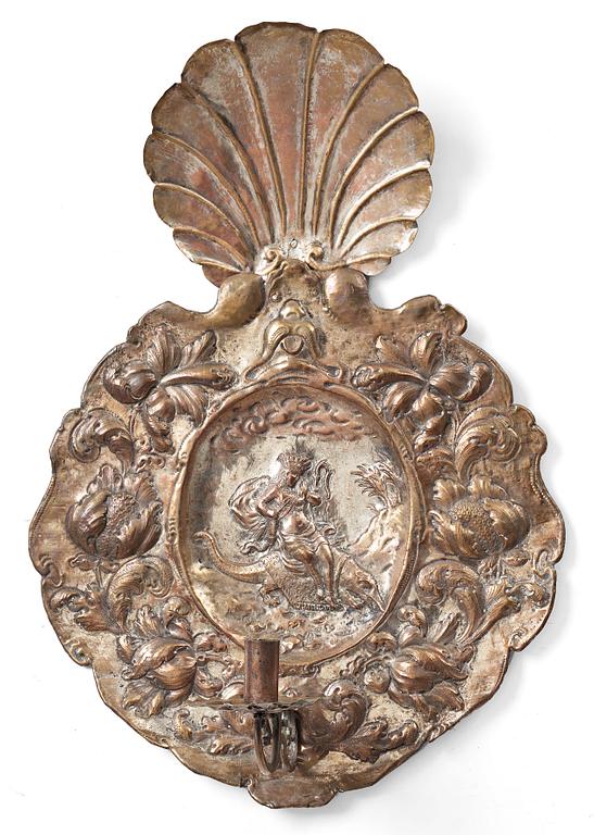 LJUSPLÅTAR, för ett ljus, ett par, barock, 1600-talets senare del, Sverige eller Tyskland/Nederländerna.