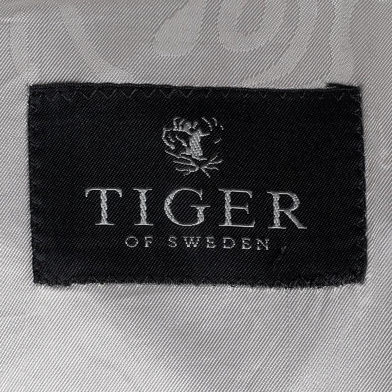 TIGER OF SWEDEN, a men´s grey and silver pinstriped suit with jacket and pants, size 50.